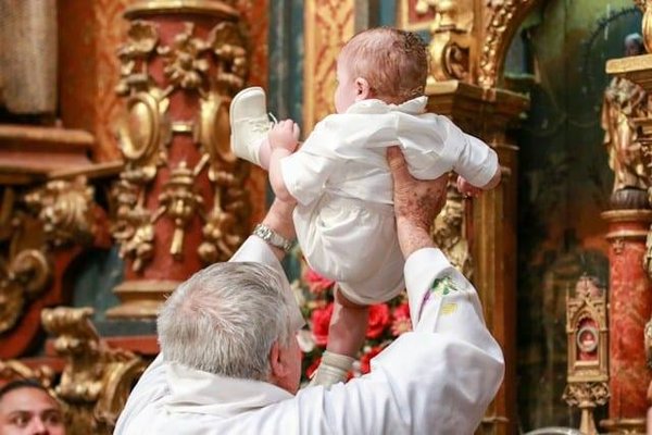 Comment choisir le parrain et la marraine idéaux pour votre enfant ?